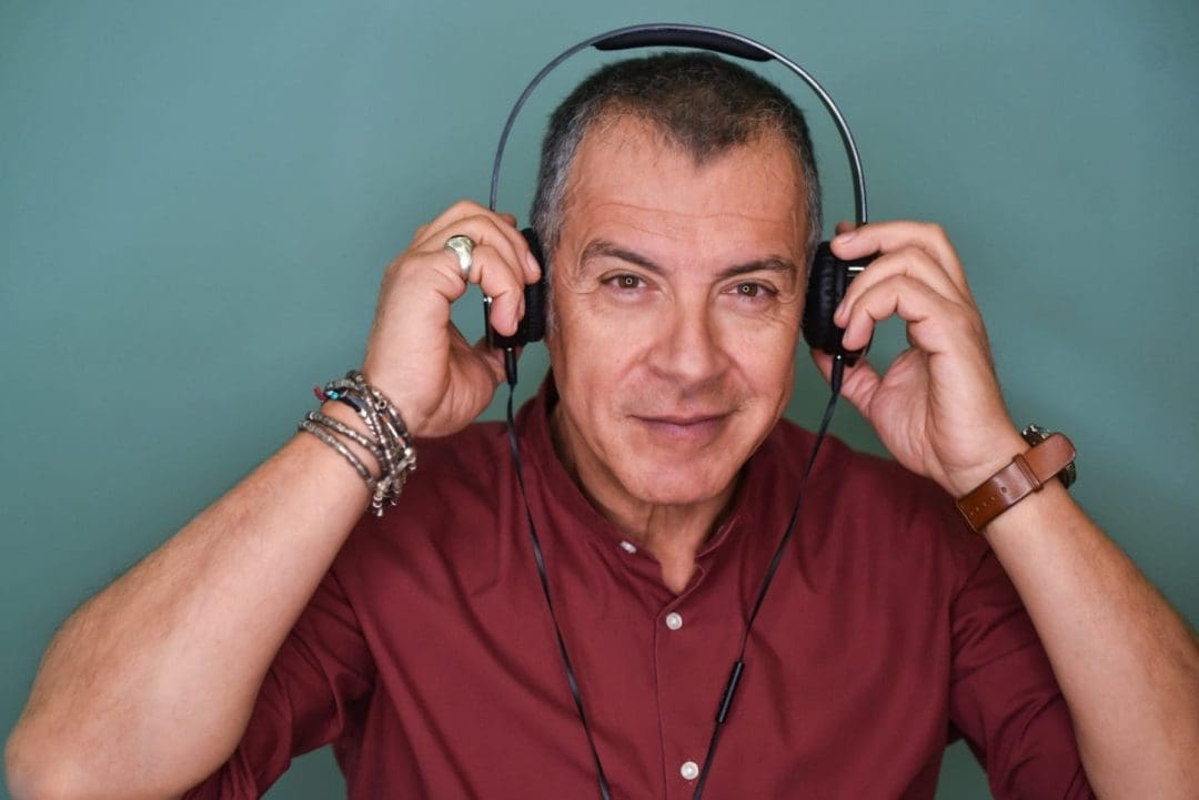 Ο Σταύρος Θεοδωράκης με ακουστικά