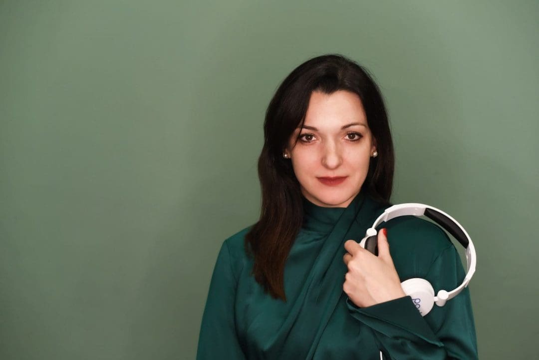 Η Ελένη Λετώνη με τα ακουστικά του pod.gr