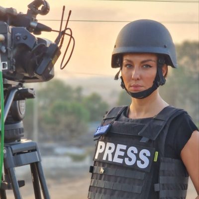 Η Βελίκα Καραβάλτσιου είναι η οικοδέσποινα του podcast Ισραήλ vs Χαμάς